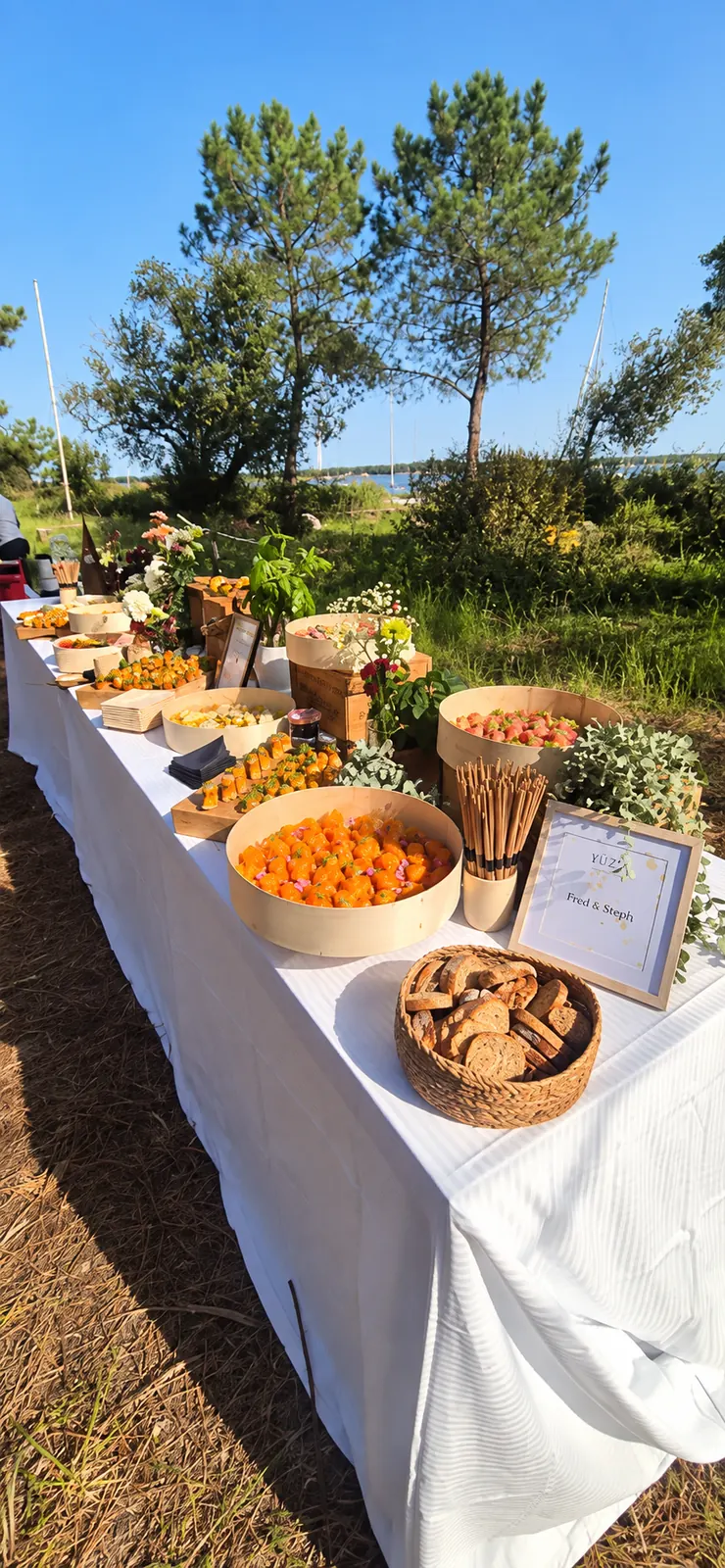 Buffet de mariage champêtre en plein air — Maison Yuzū, traiteur Bordeaux et Bassin d’Arcachon
