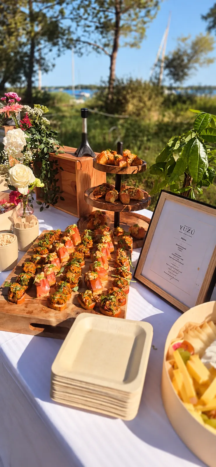 Buffet de canapés et menu Maison Yuzū lors d’une réception en plein air — Gironde