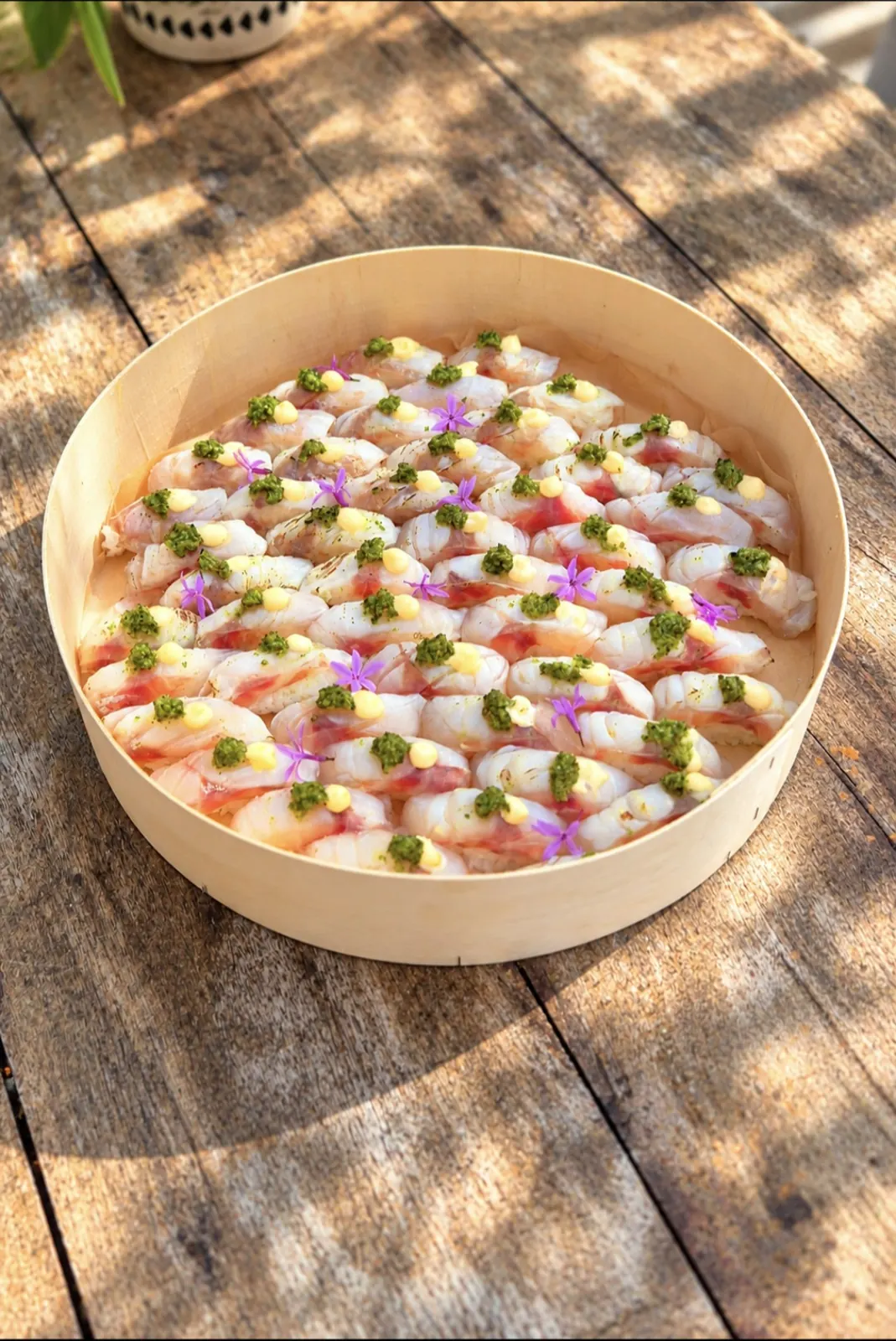 Plateau de nigiris de poisson blanc aux herbes fraîches et fleurs — traiteur japonais Bordeaux