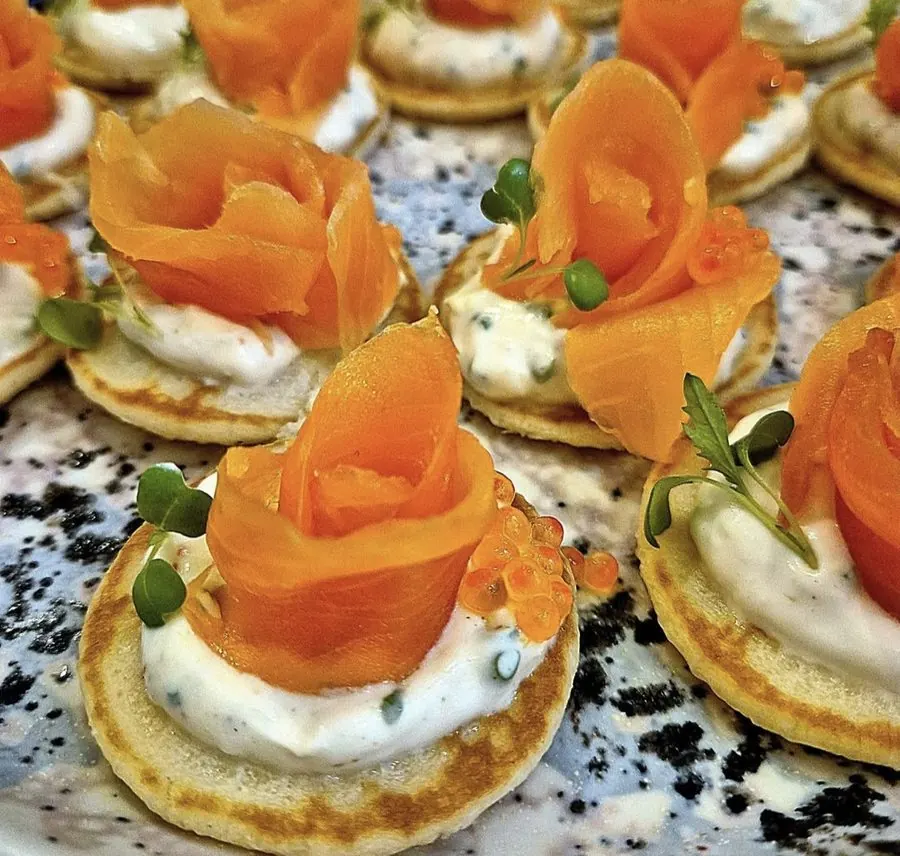 Blinis saumon fumé rose canapés maison