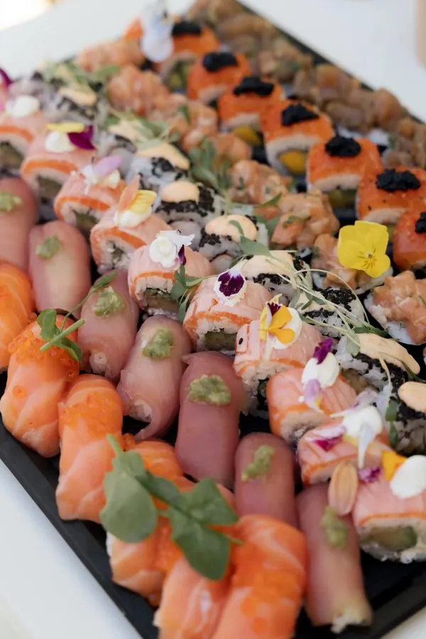 Plateau sushis variés fleurs comestibles