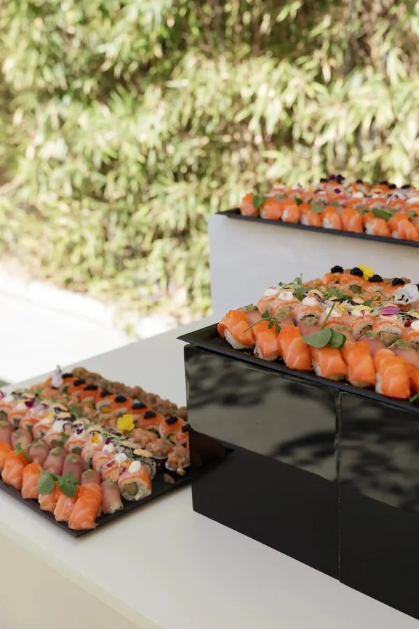 Buffet sushis noir présentoirs hauteur
