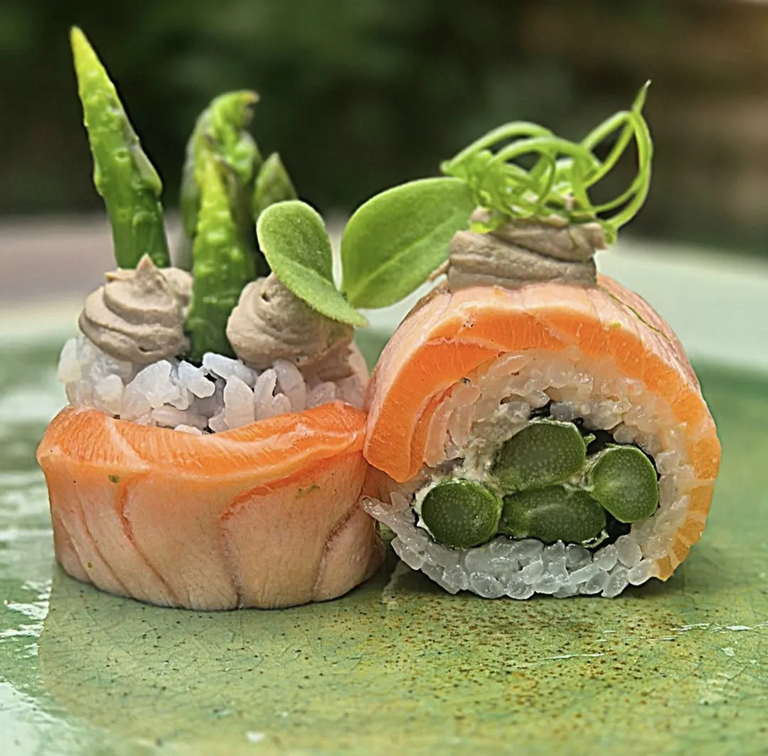Roll au saumon et asperges vertes, création du chef — Maison Yuzū Bordeaux
