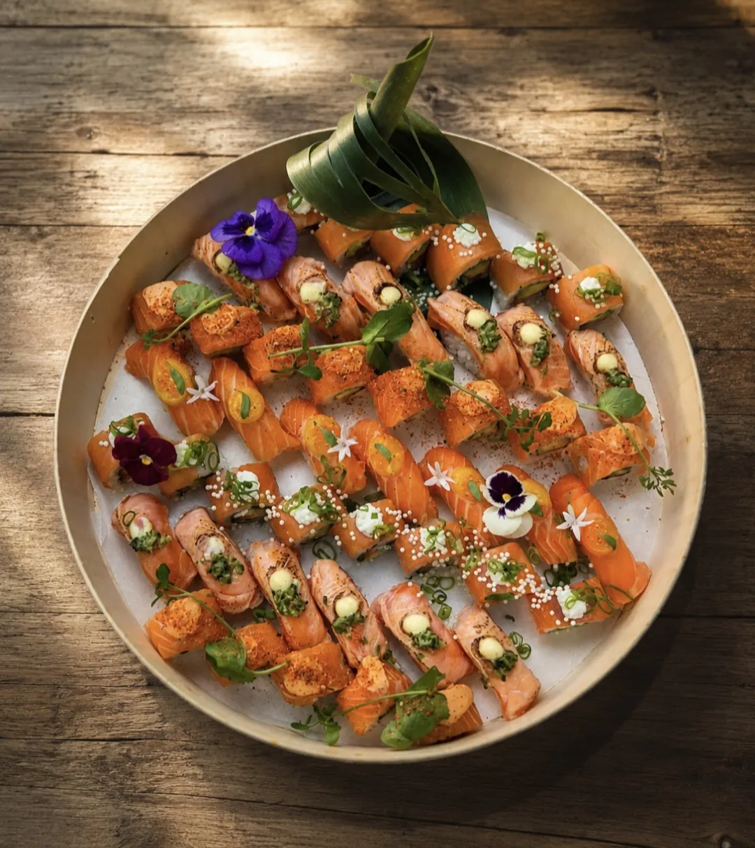 Plateau de rolls au saumon flambé et fleurs comestibles — Maison Yuzū, traiteur Bordeaux