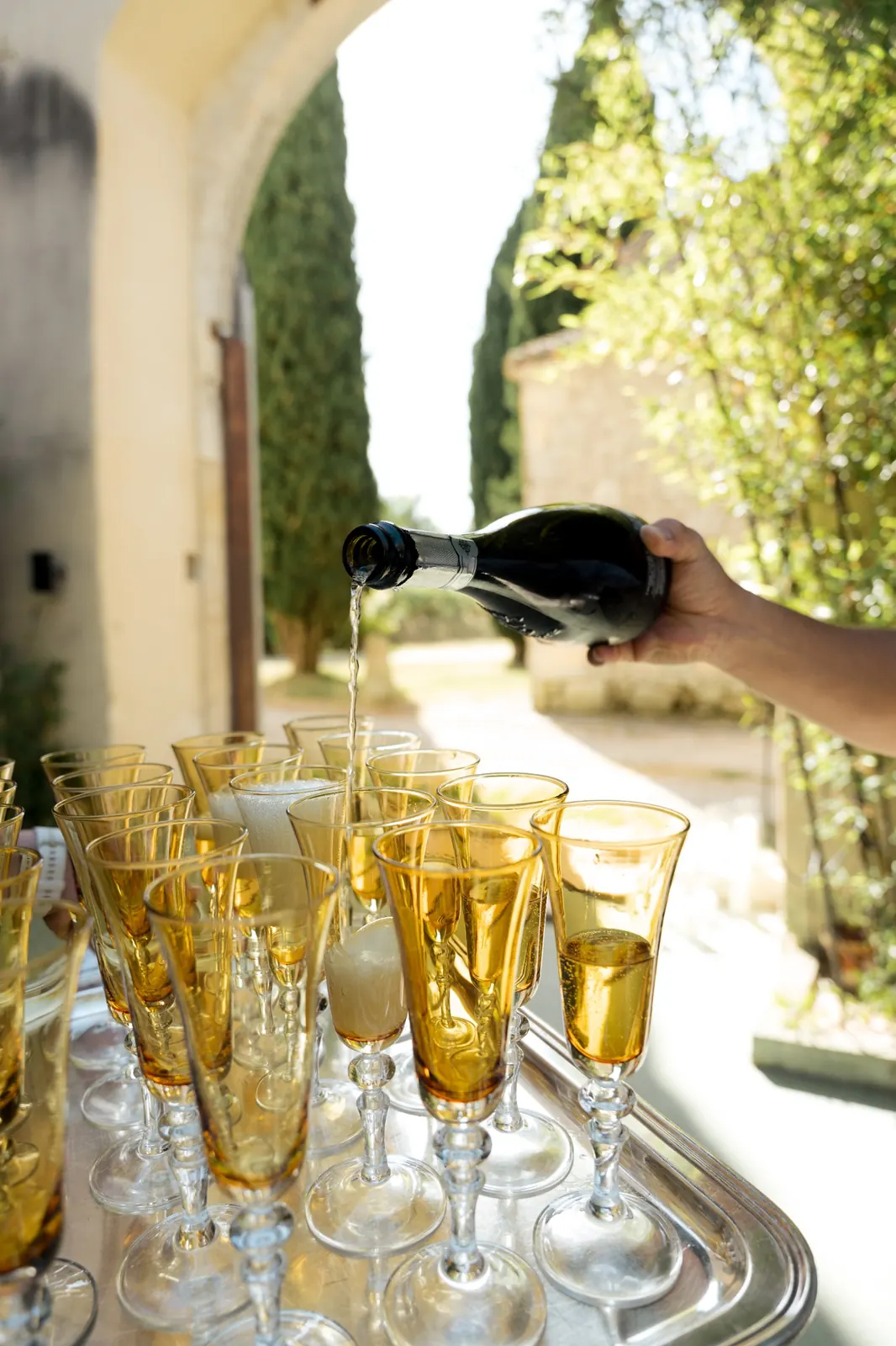 Service des bulles pour un vin d’honneur de mariage en château — traiteur Bordeaux